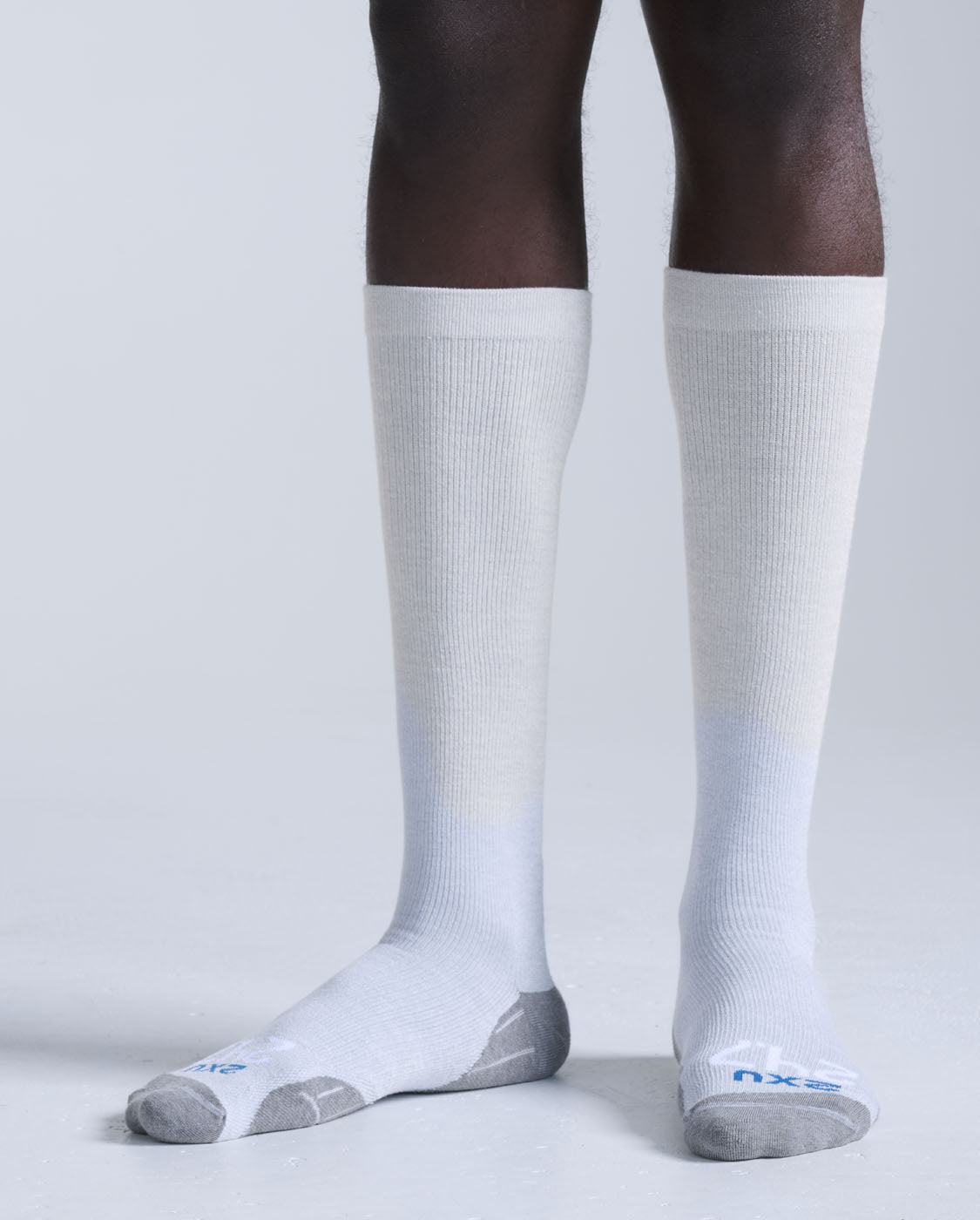 2xu-24-7-bamboo-kompressionssocken-grey-marle-white image 1