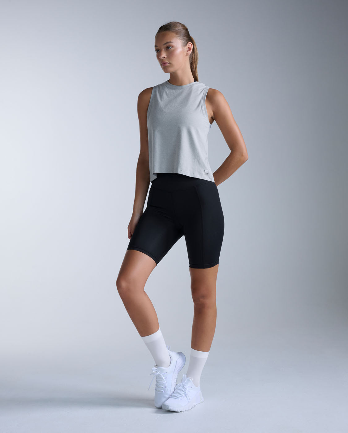 2xu-form-soft-jersey-relaxed-tank-harbor-mist image 6