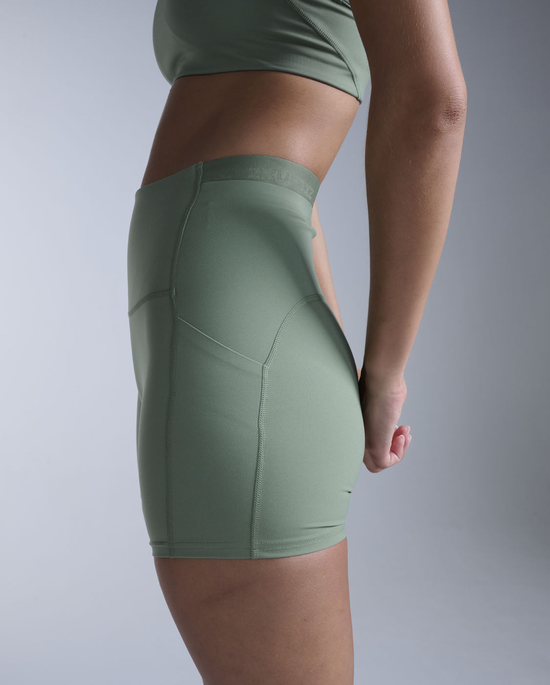 2xu-form-stash-hi-rise-compression-shorts-4-inch-fern image 5