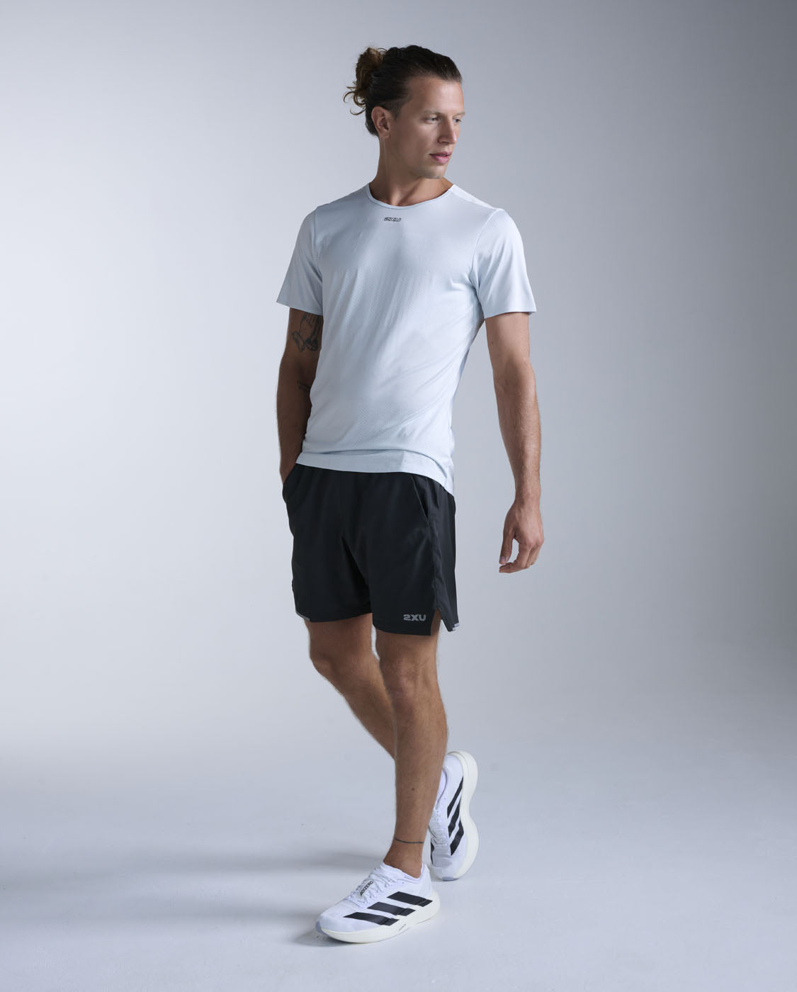2xu-light-speed-tech-tee-laufshirt-moonstone-herren image 6