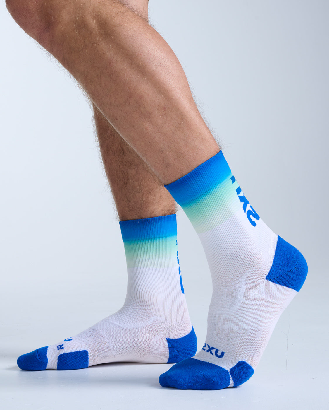 2xu-vectr-light-cushion-crew-socken-surf-aquatic-kompression image 2