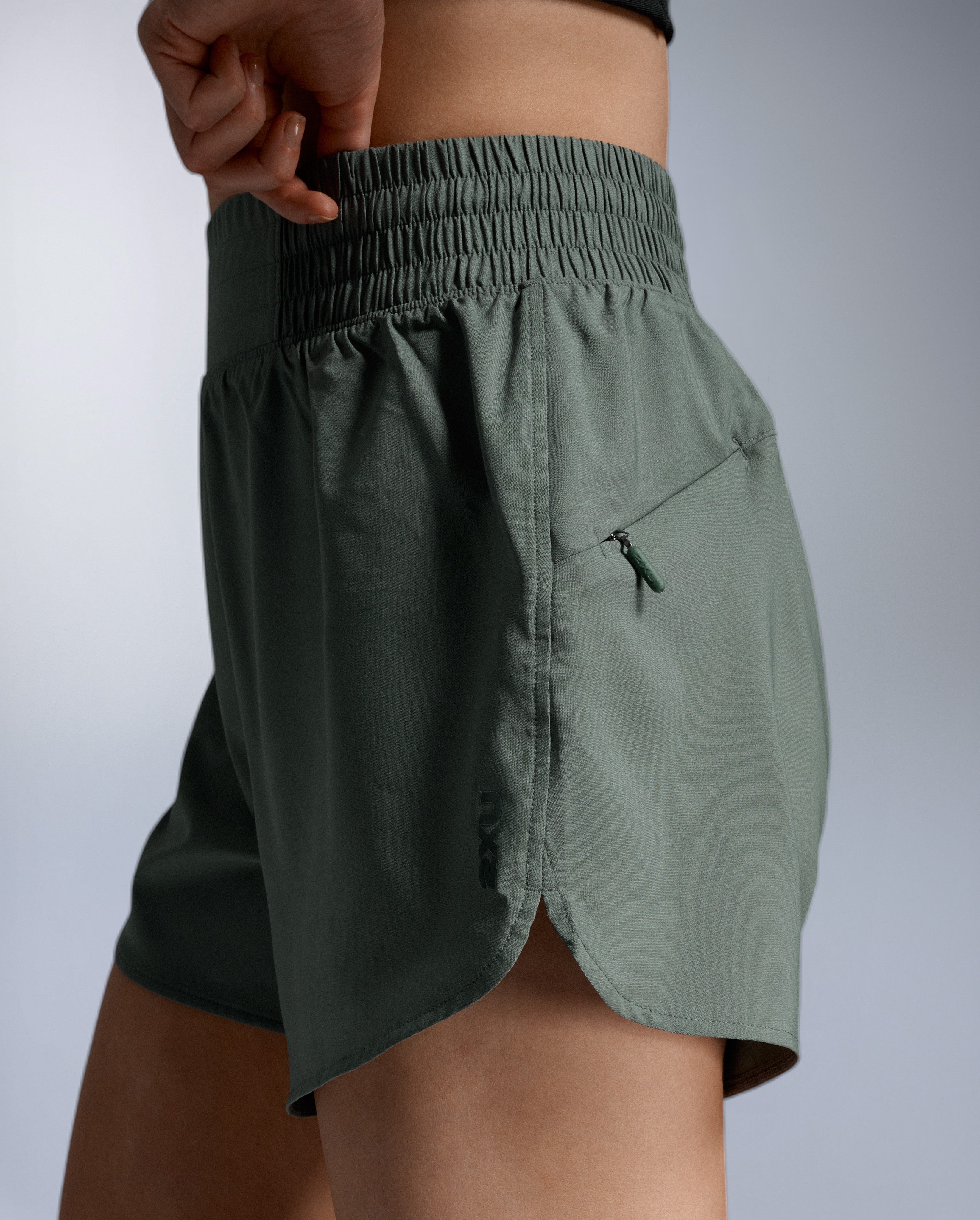 2xu-aero-hi-rise-4-inch-shorts-damen-olive-laufshorts image 8