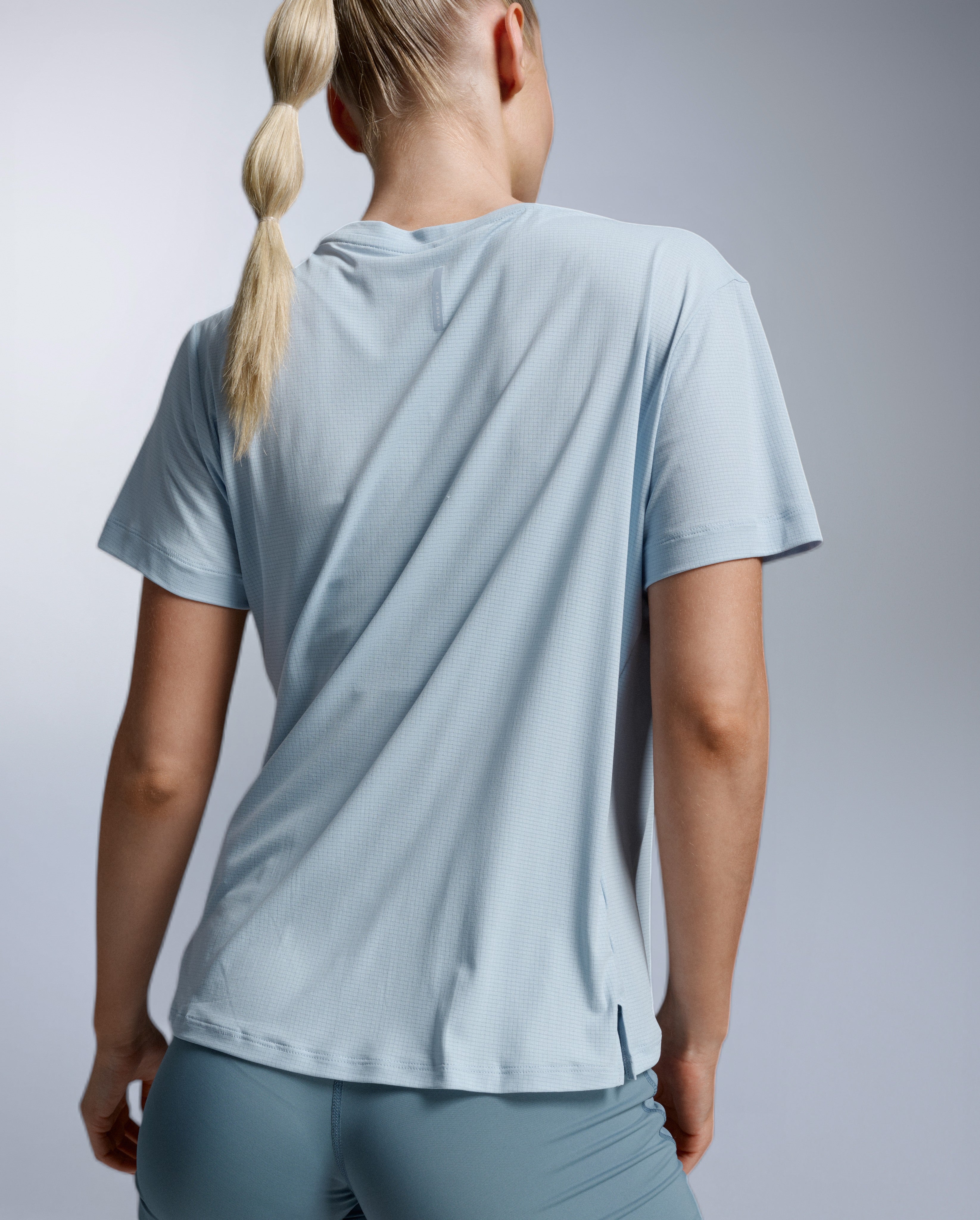 2xu-aero-trail-tee-laufshirt-damen-bay-kurzarm-upf-50 image 2