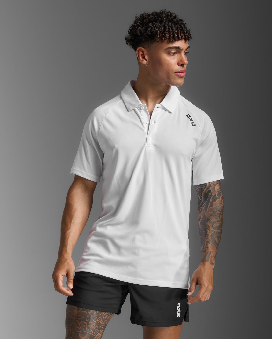2xu-motion-aspire-polo-poloshirt-wei-schwarz-herren image 2