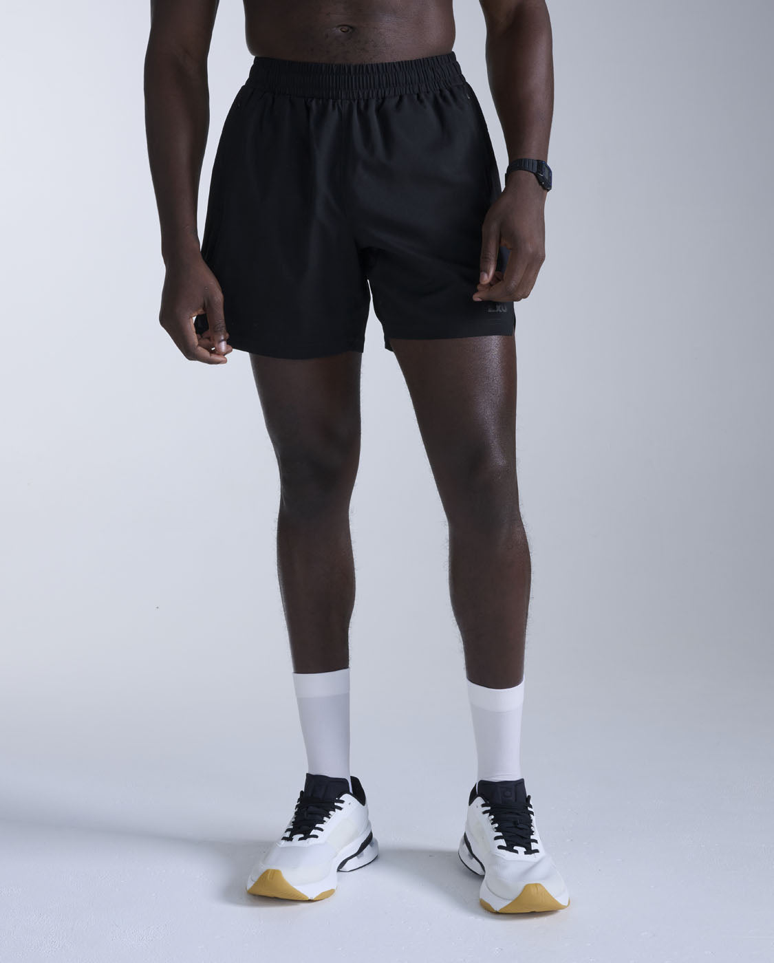 2xu-motion-5-inch-unlined-shorts-trainingsshorts-herren-schwarz image 1