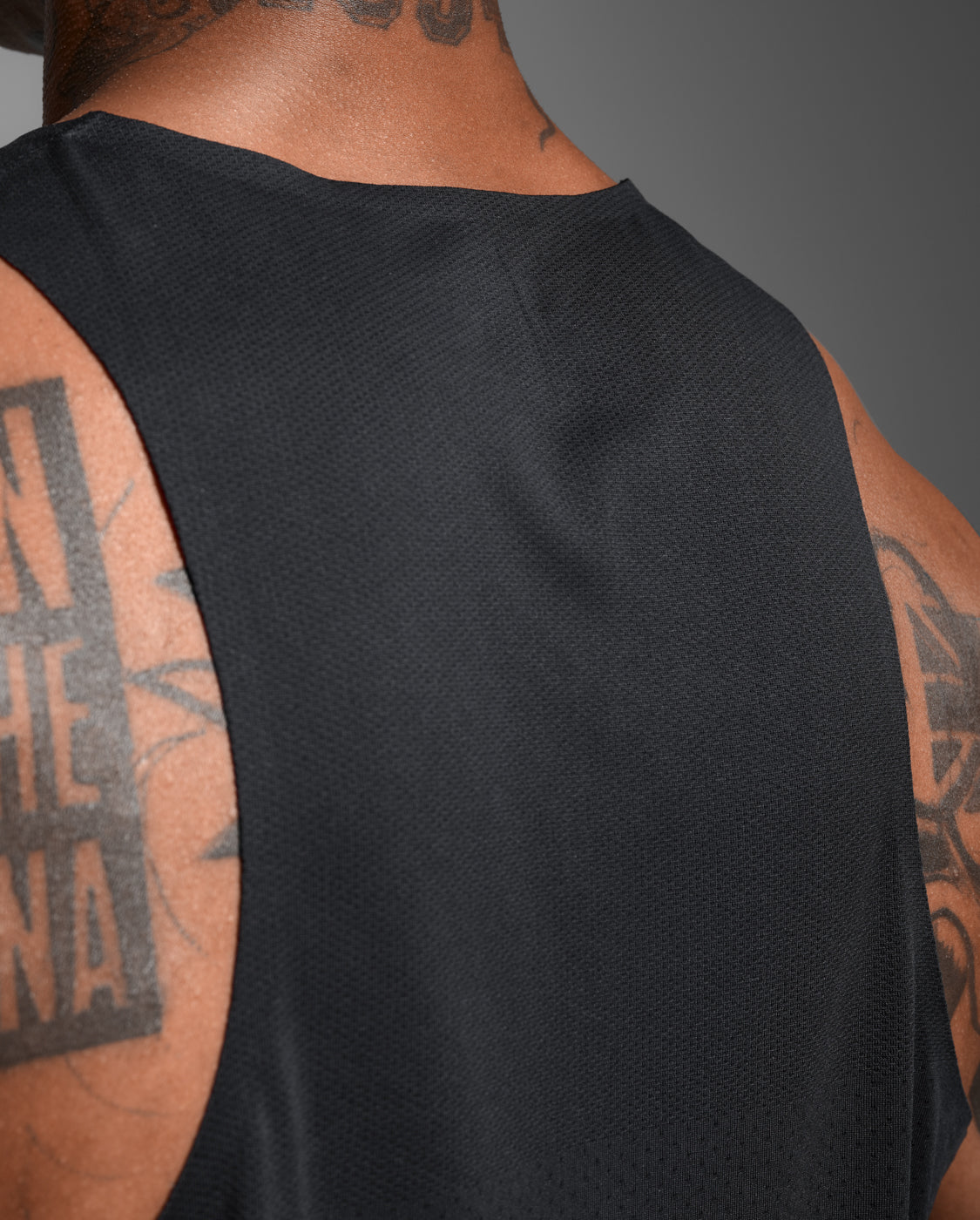 2xu-light-speed-tech-singlet-herren-black-lauf-top image 8