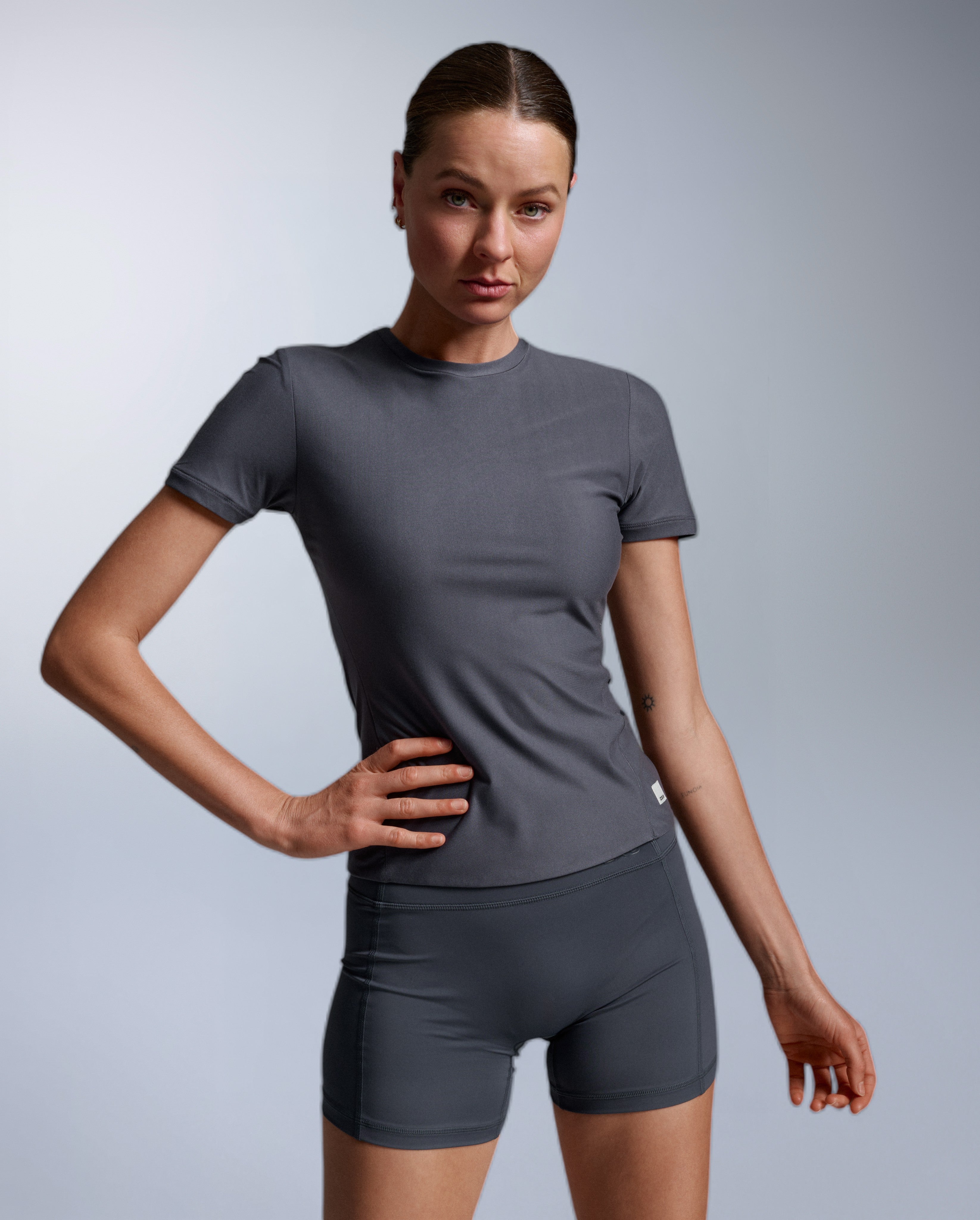 2xu-signature-wonderluxe-fitted-tee-india-ink-damen image 2