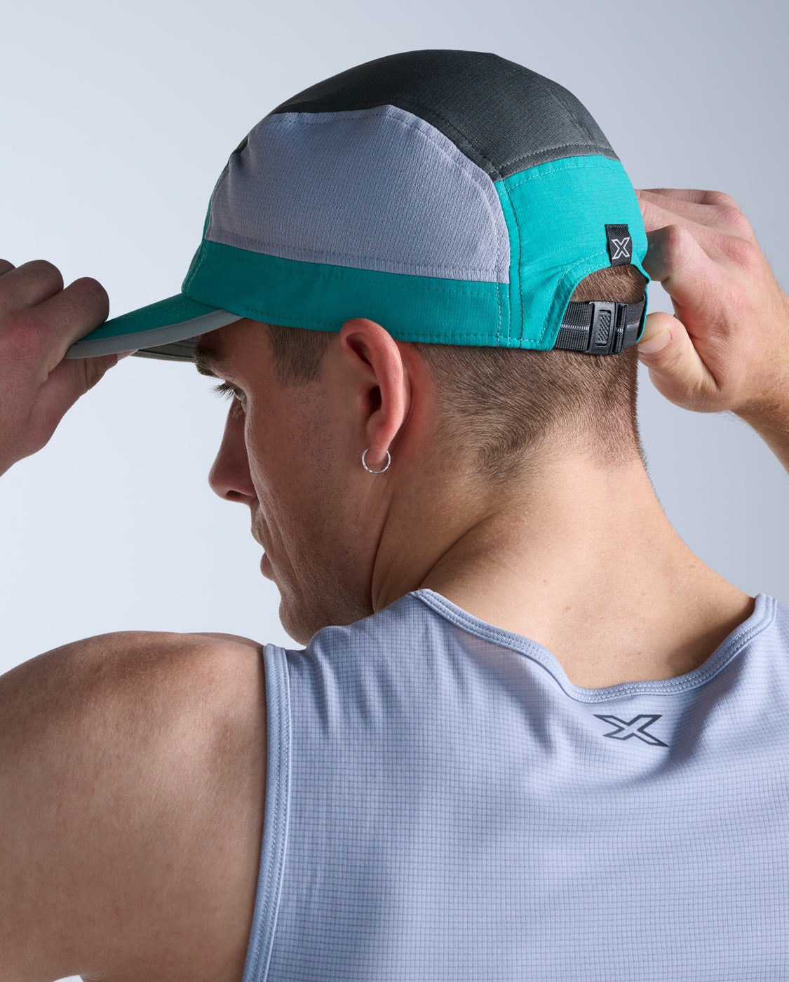 2xu-light-speed-cap-aurora-leichte-laufkappe-verstellbar image 4