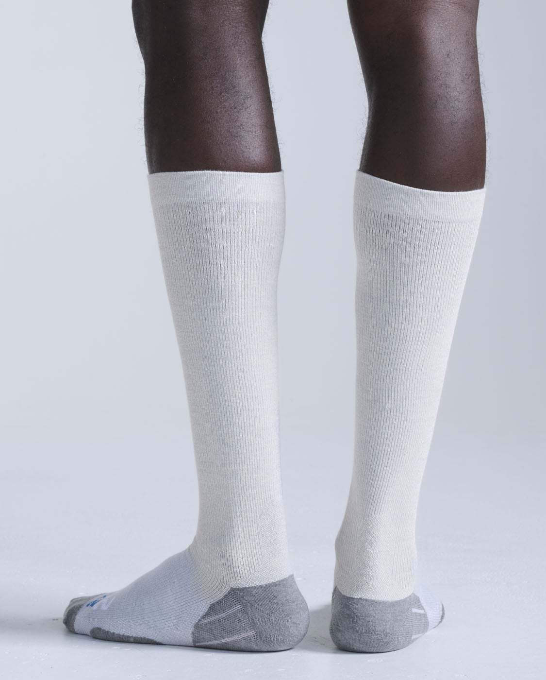 2xu-24-7-bamboo-kompressionssocken-grey-marle-white image 3