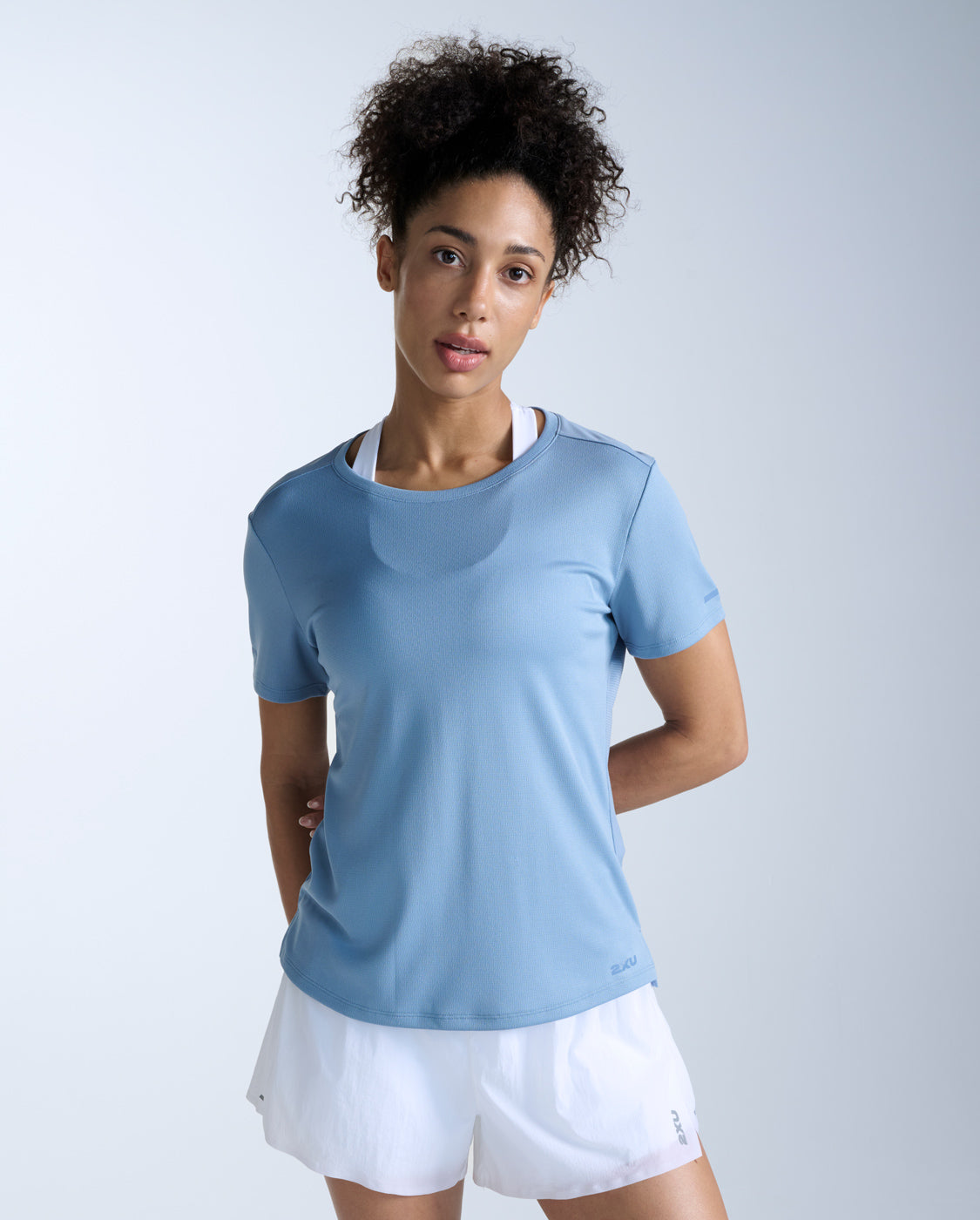 2xu-aero-tee-laufshirt-damen-blue-shade-uv-schutz image 1