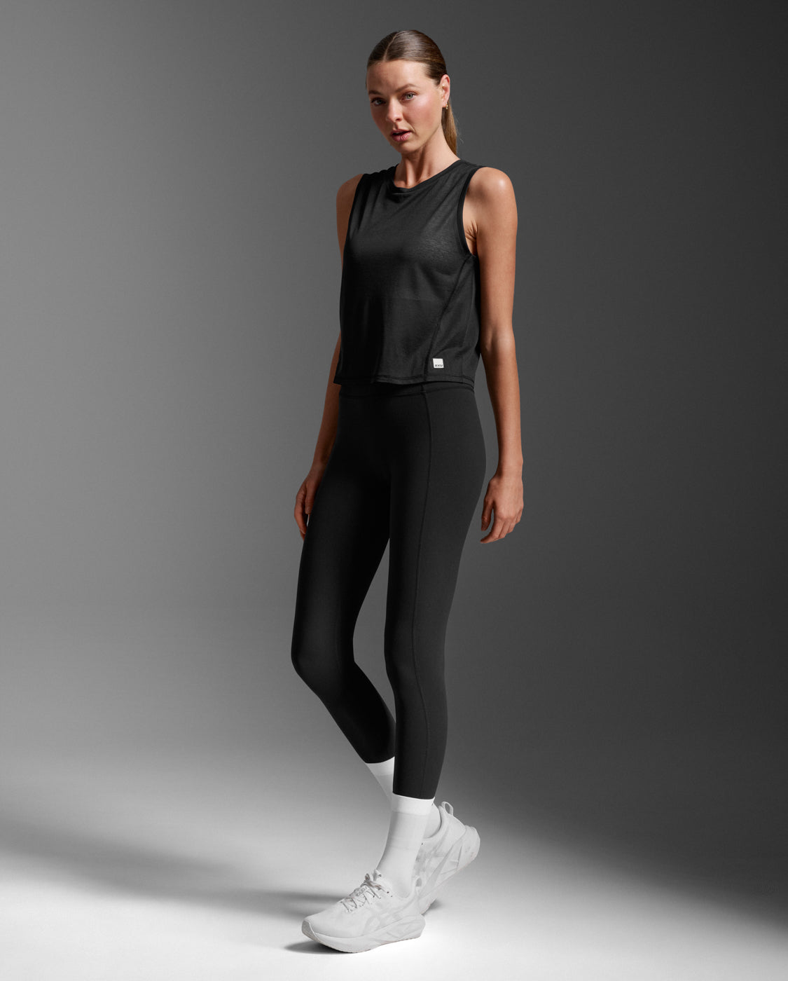 2xu-aero-relight-crop-tank-damen-sporttop-schwarz-leicht image 2