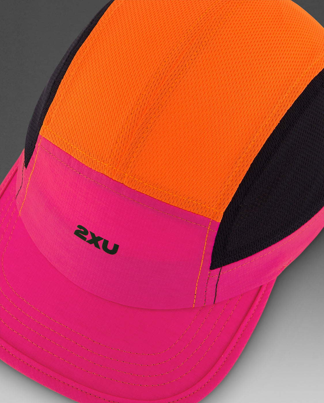 2xu-light-speed-small-cap-laufcap-fuchsia-black image 4