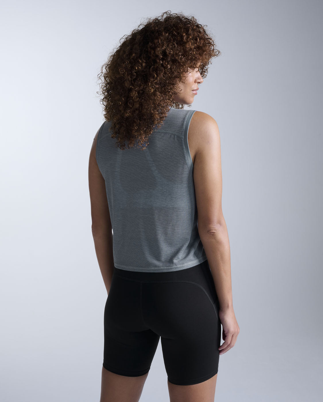 2xu-aero-relight-crop-tank-top-damen-dark-sage image 2