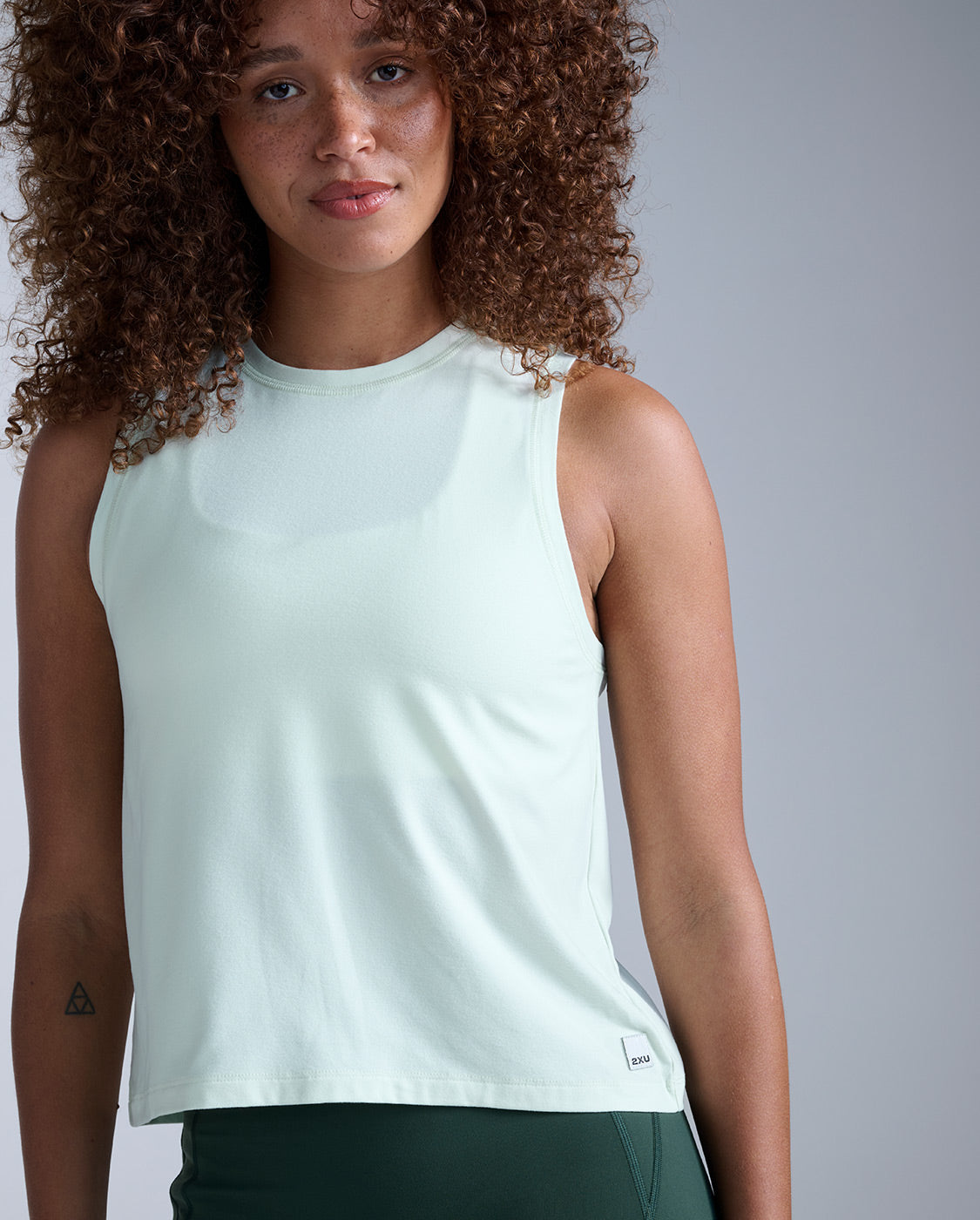 2xu-form-soft-jersey-relaxed-tank-top-mint-dust-atmungsaktiv image 5