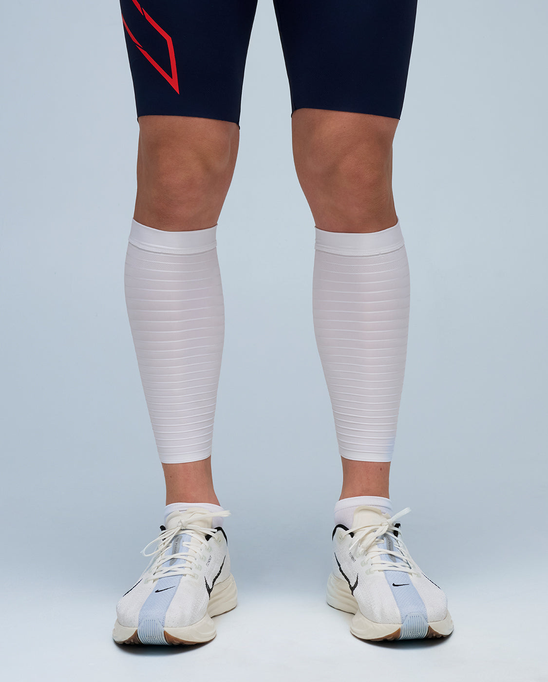2xu-light-speed-aero-calf-guards-wei-schwarz-triathlon image 3