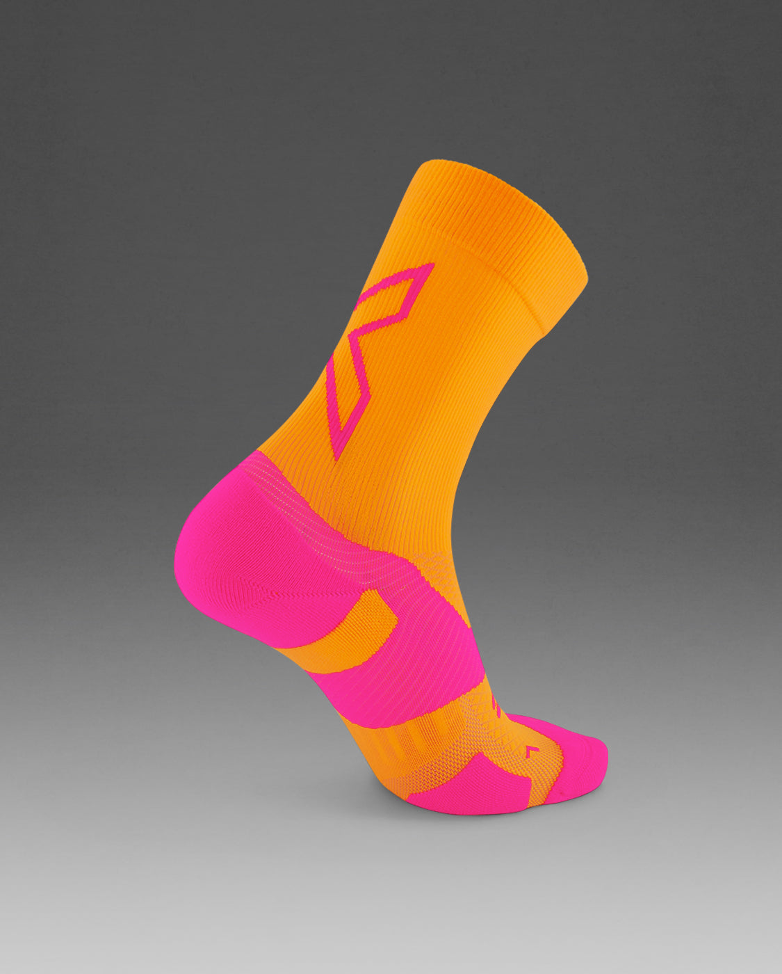 2xu-vectr-light-cushion-crew-socken-orange-fuchsia image 3