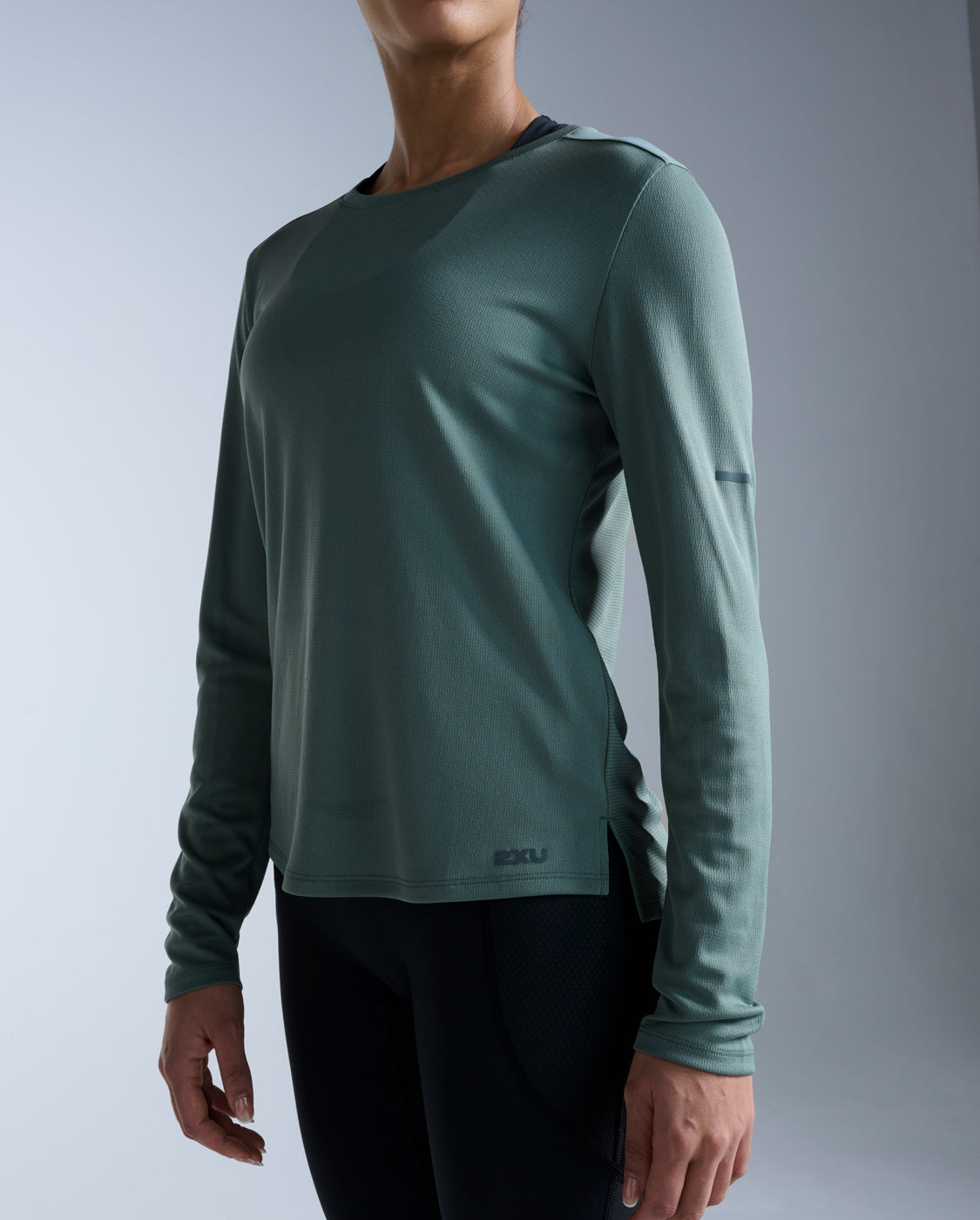 2xu-aero-long-sleeve-laufshirt-damen-olive-leaf image 2
