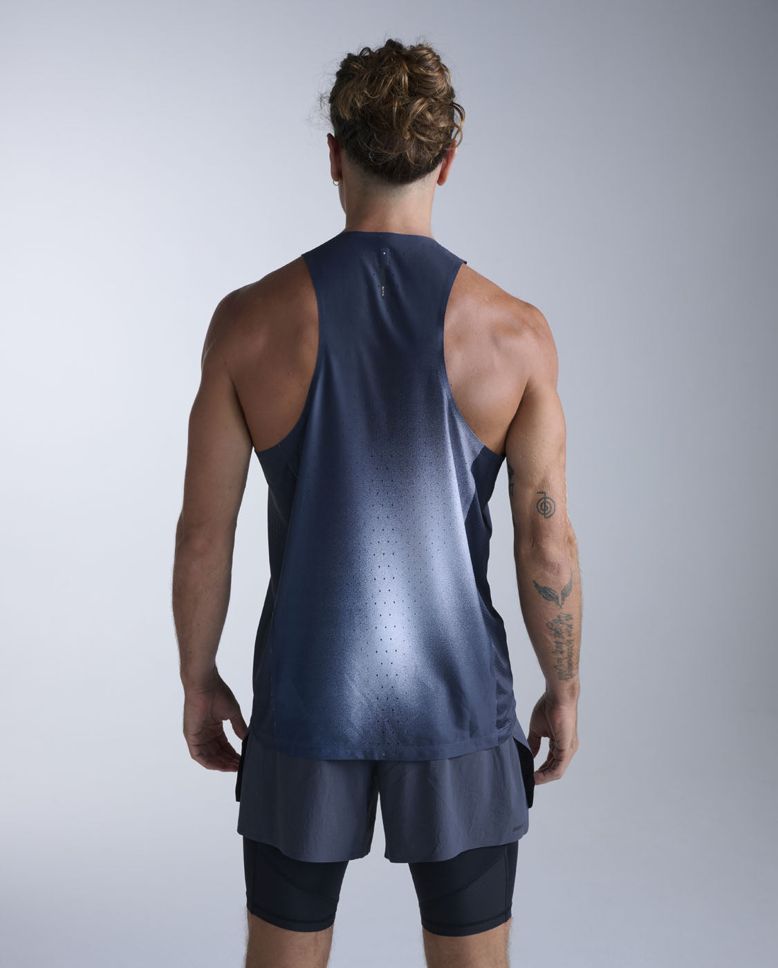 2xu-light-speed-react-singlet-herren-moonstone image 3