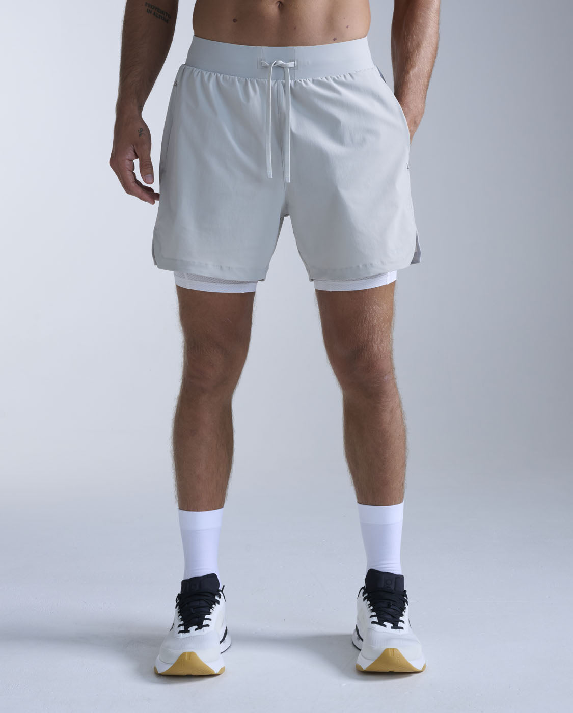 2xu-flex-2-in-1-5-inch-shorts-grau-trainingsshorts image 2