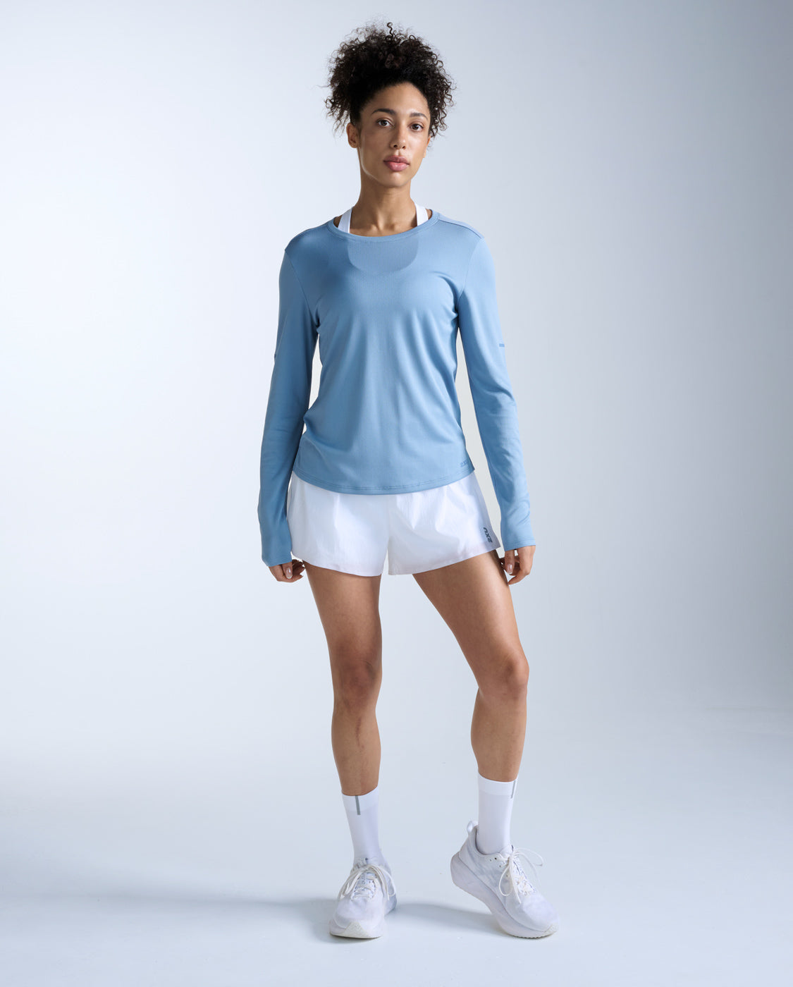2xu-aero-langarm-laufshirt-damen-blue-shade-reflect image 6