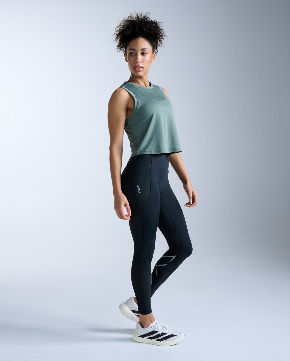 2xu-aero-mesh-crop-tank-olive-leaf-lauftop-mesh image 6