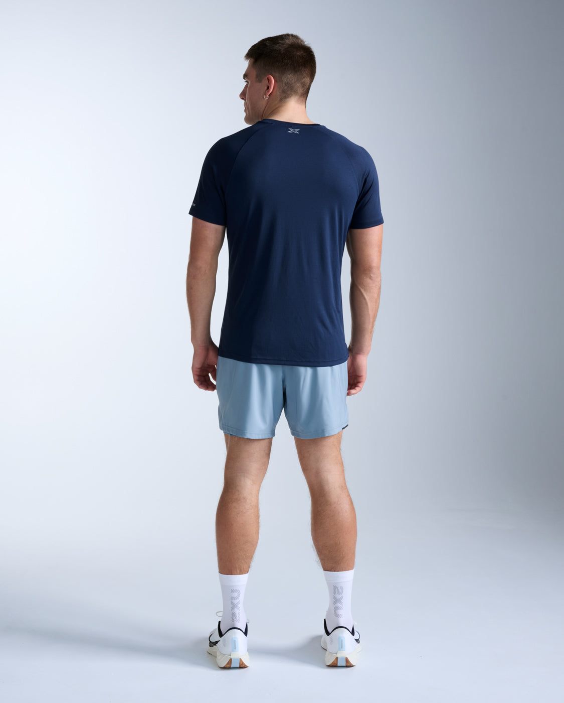 2xu-aero-tee-t-shirt-herren-midnight-silber image 8