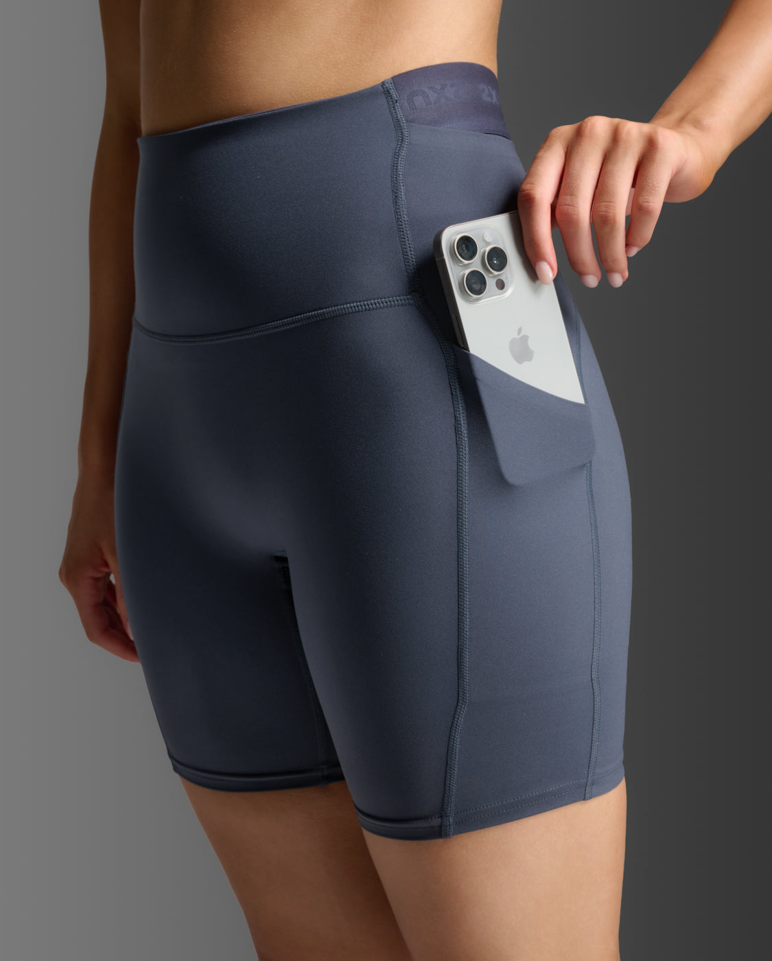 2xu-form-stash-hi-rise-6-kompressionsshorts-india-ink-mit-taschen image 7