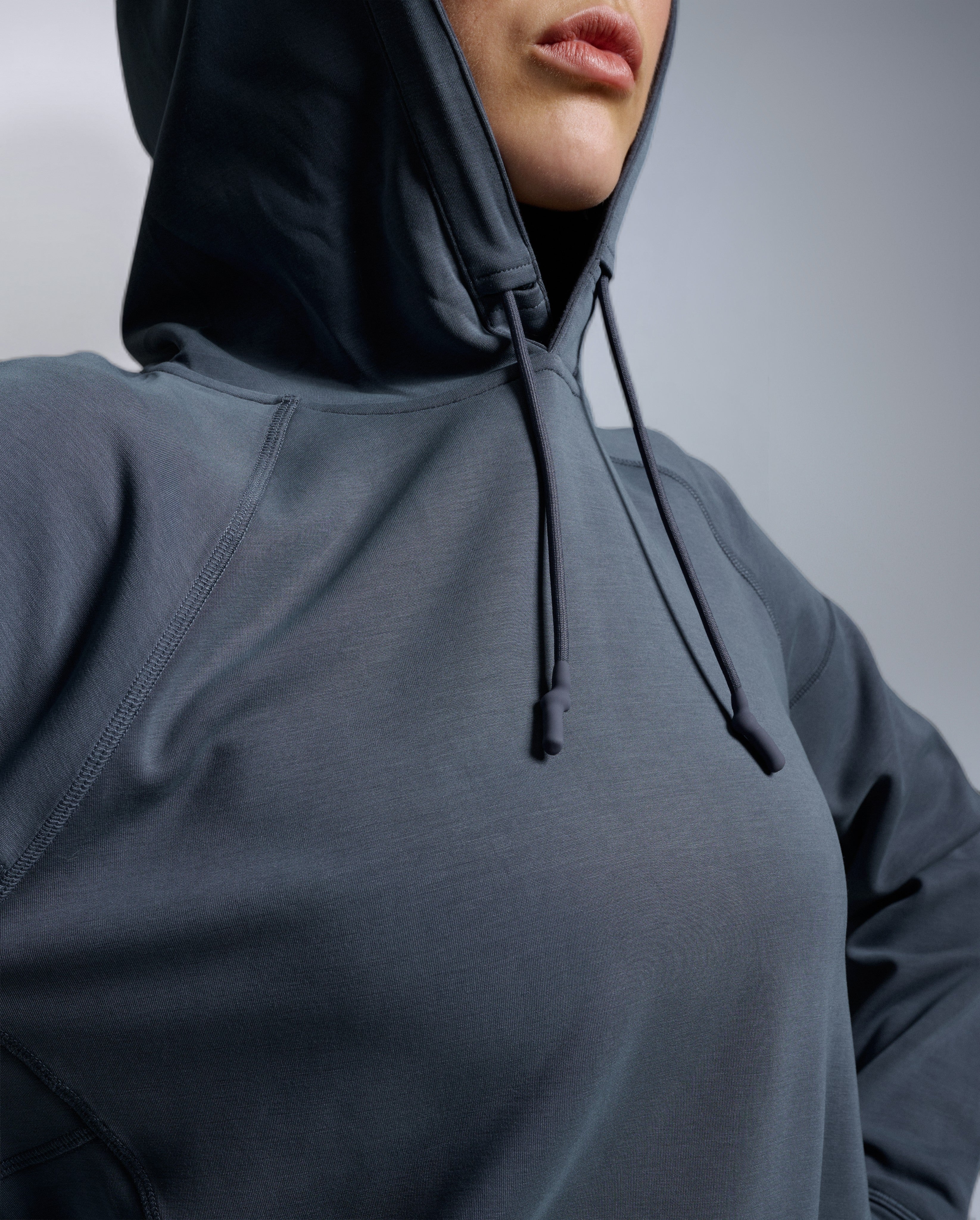 2xu-signature-wonderluxe-cropped-hoodie-damen-india-ink-white image 4