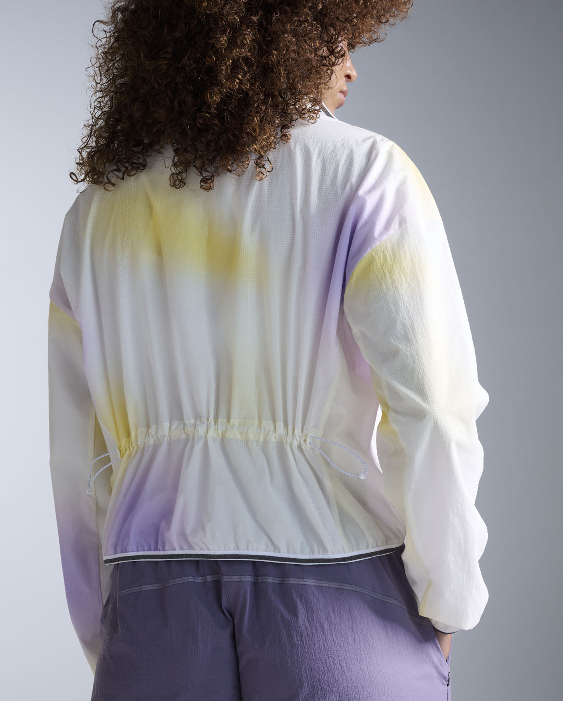 2xu-aero-sheer-bomber-jacke-lavender-digital-white image 2
