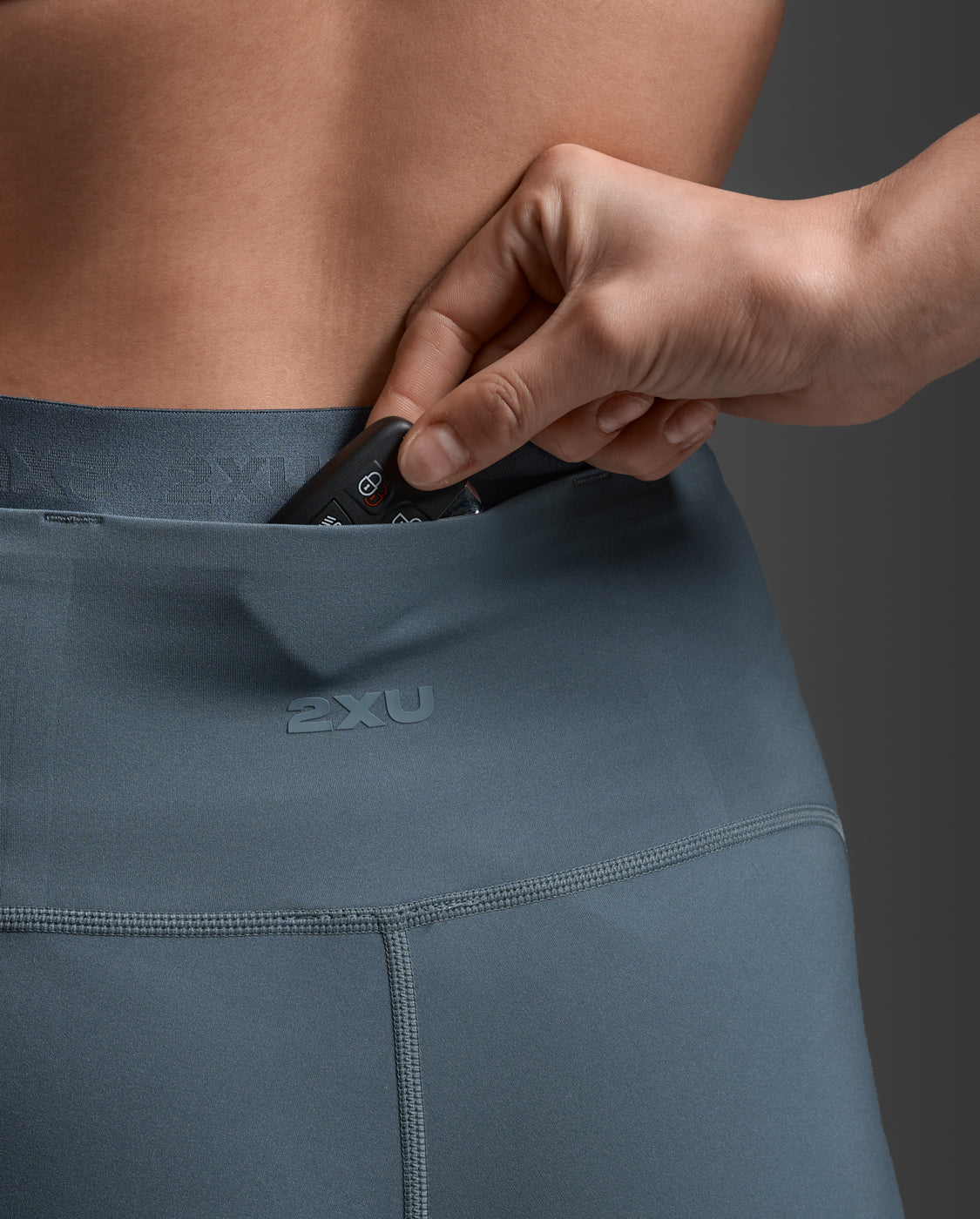 2xu-form-stash-hi-rise-6-shorts-damen-dark-sage-taschen image 8