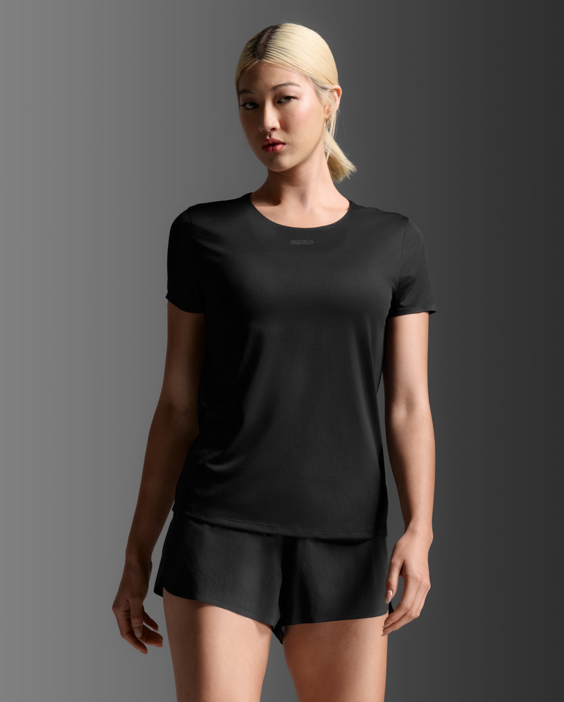 2xu-light-speed-tech-tee-laufshirt-schwarz-damen image 2