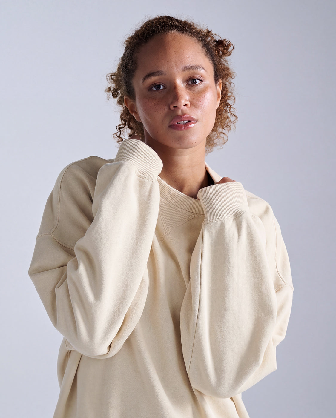 2xu-ez-oversized-organic-cotton-crew-sweatshirt-chalk-bio-baumwolle image 6