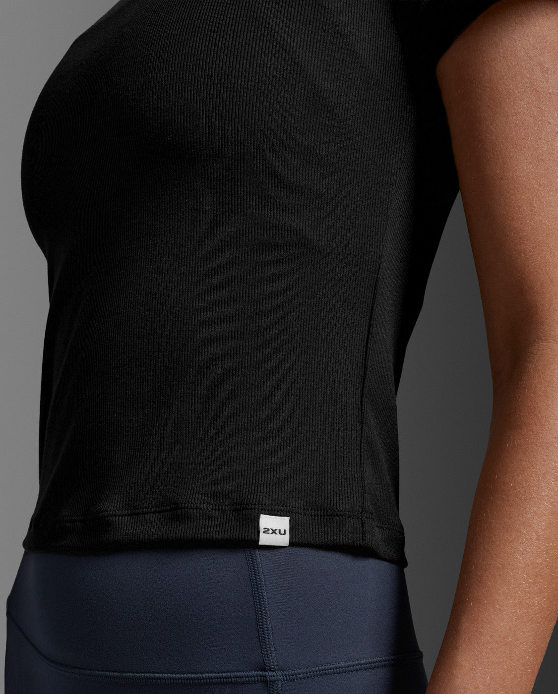 2xu-fluid-modal-ribbed-crop-tee-t-shirt-black-white-damen image 4