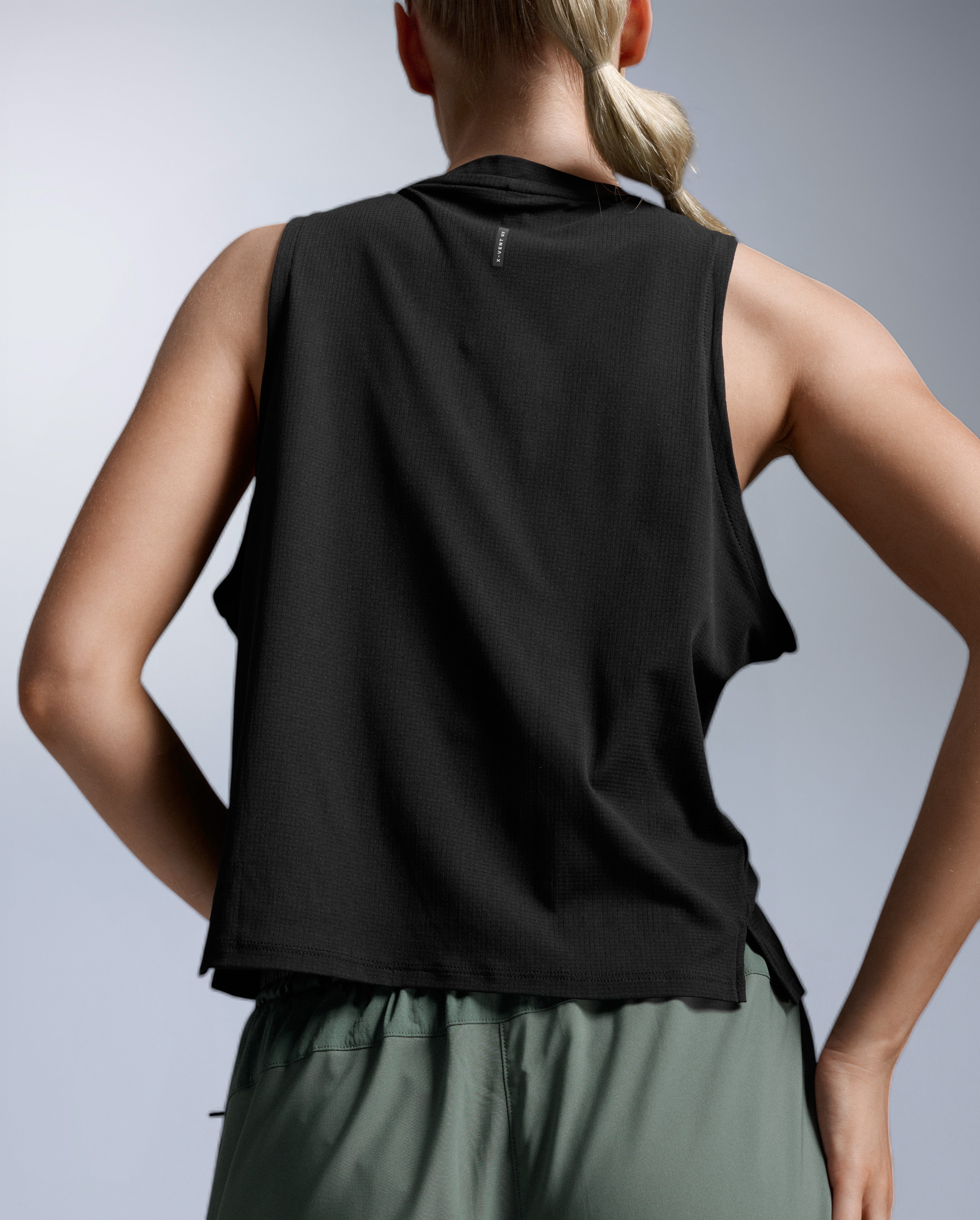 2xu-aero-trail-tank-lauftop-damen-schwarz-upf-50 image 6