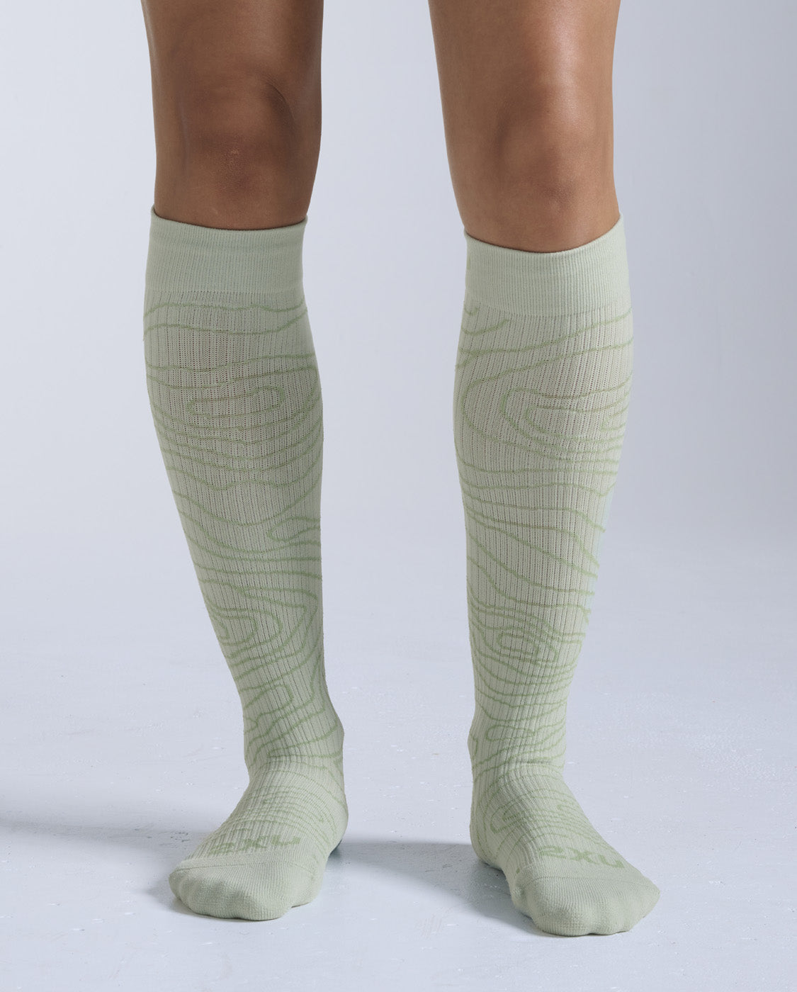 2xu-flight-bamboo-charcoal-kompressionssocken-seafoam image 1