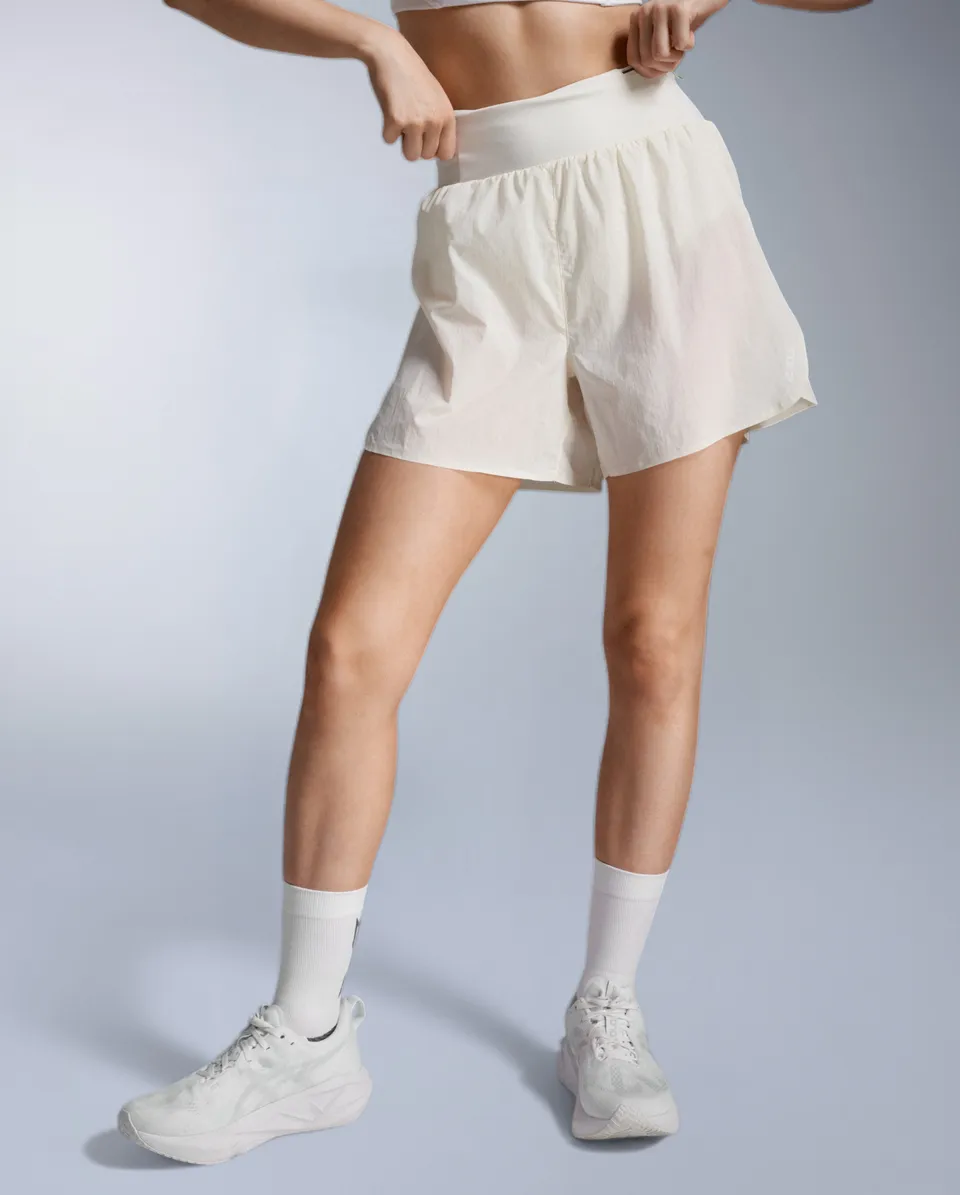2xu-aero-trail-5-inch-shorts-laufshorts-chalk-damen image 1