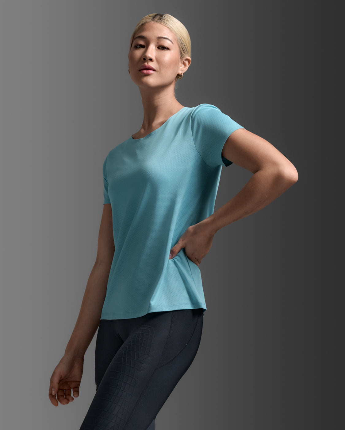 2xu-light-speed-tech-tee-laufshirt-damen-retro-blue image 3