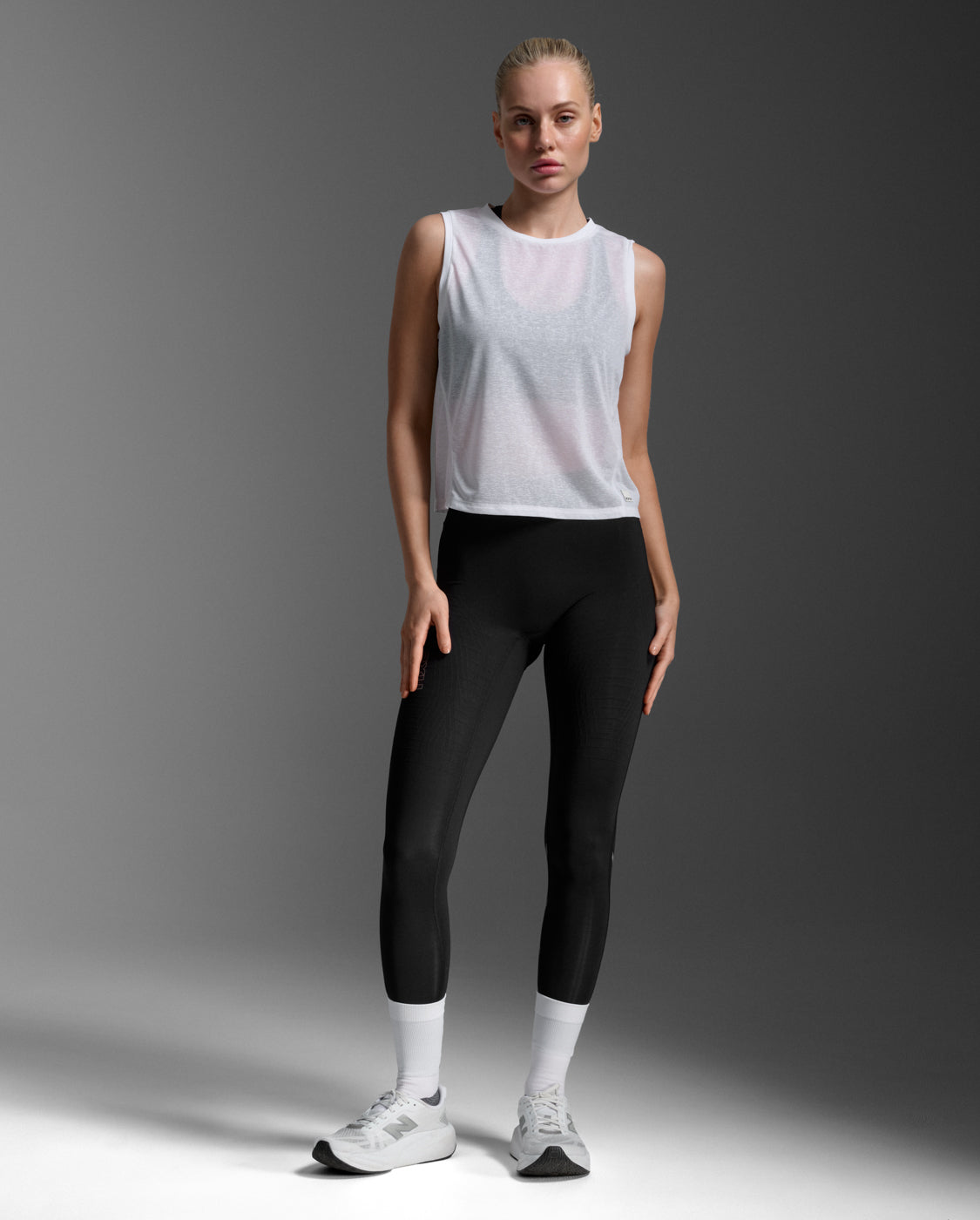 2xu-aero-relight-crop-tank-top-damen-wei-leicht image 1