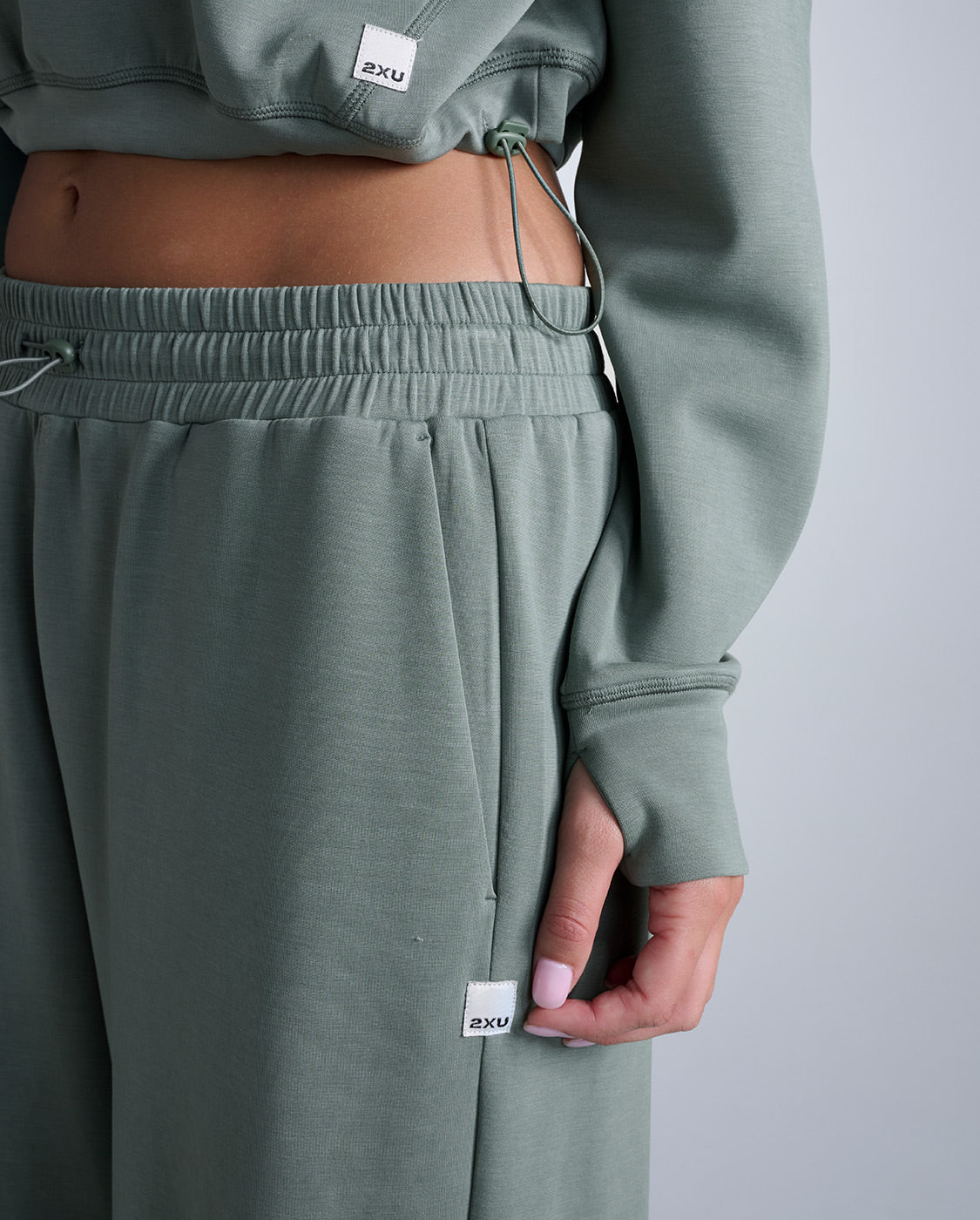 2xu-signature-wonderluxe-cropped-hoodie-fern image 4