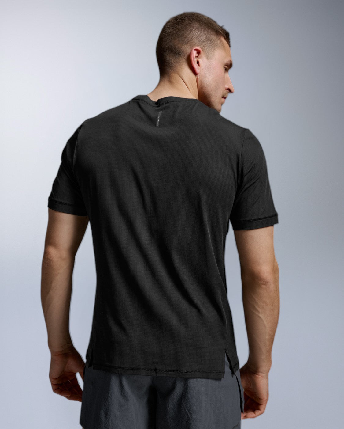 2xu-aero-trail-tee-herren-black-black-reflective-upf50-laufshirt image 6