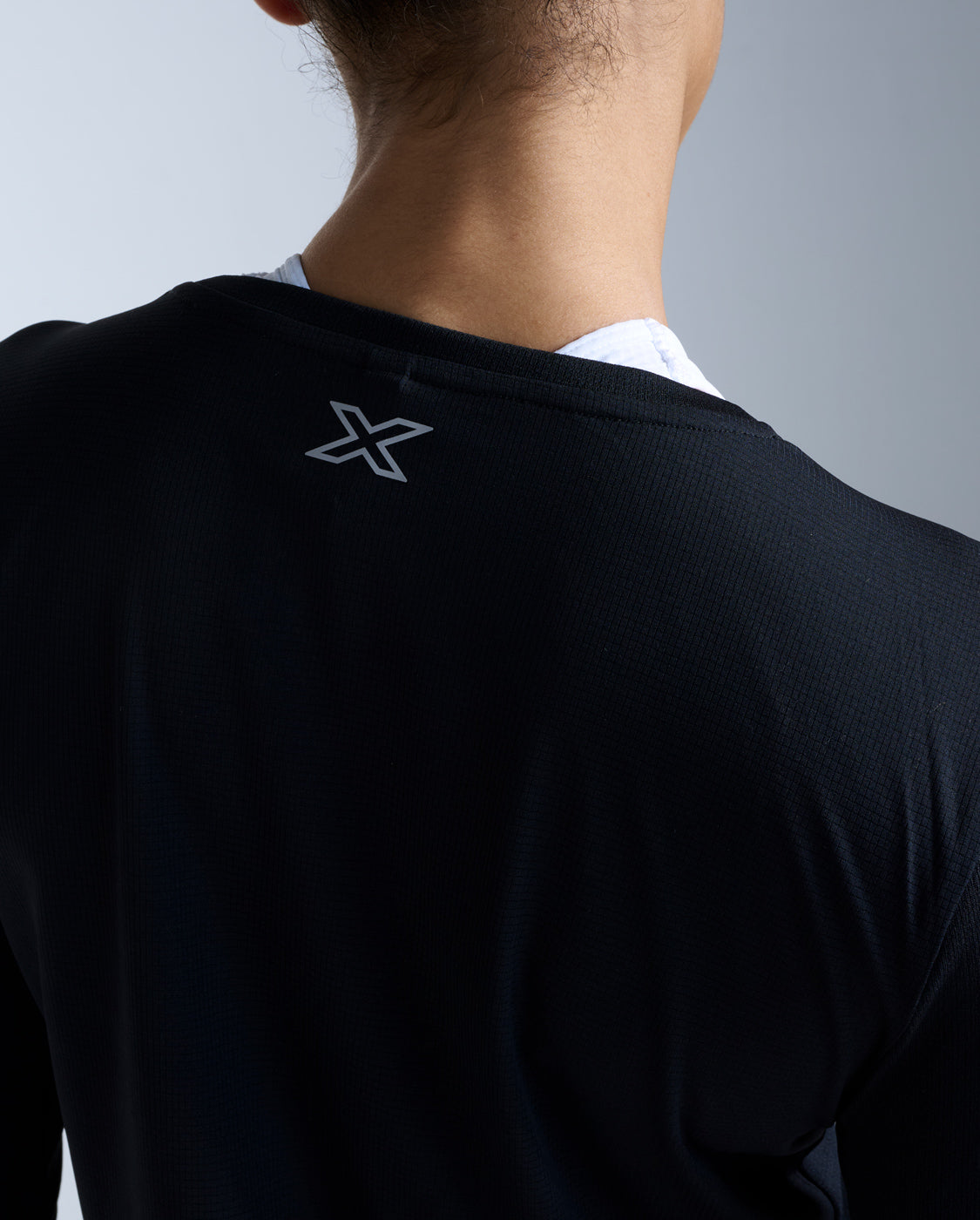 2xu-aero-long-sleeve-laufshirt-damen-black-langarm image 3