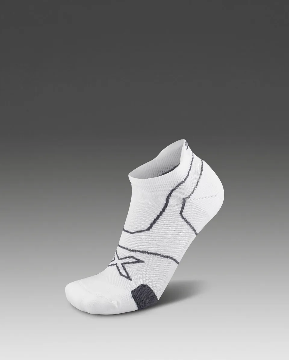 2xu-vectr-cushion-no-show-socks-white-grey-d-mpfung image 1