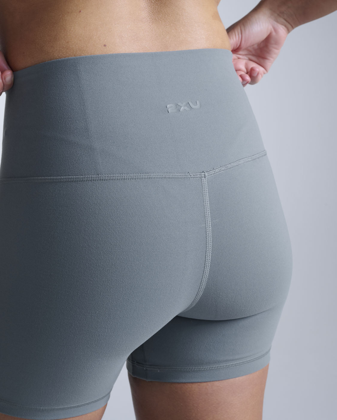 2xu-fluid-hi-rise-5-inch-shorts-dark-sage-damen image 4