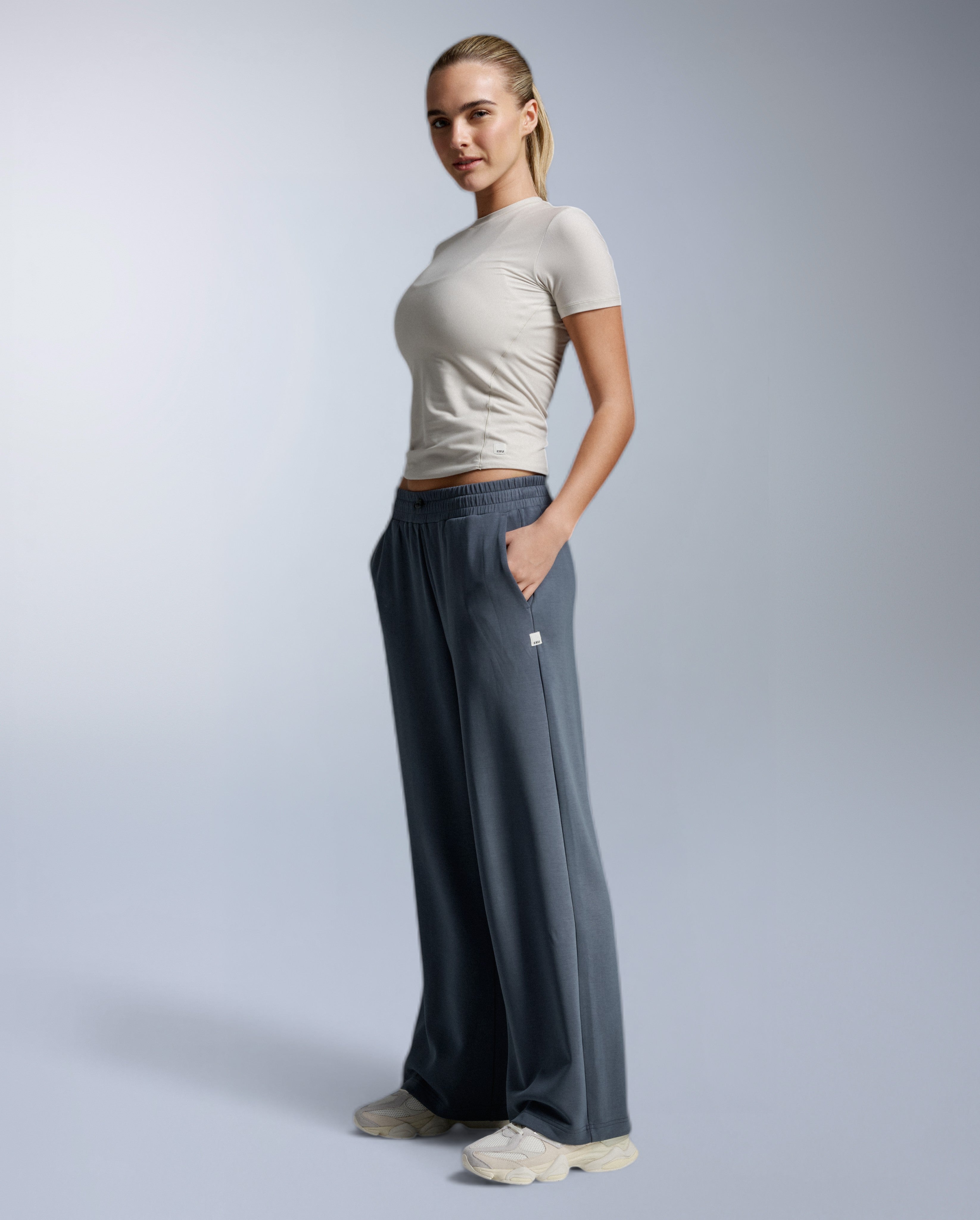 2xu-signature-wonderluxe-wide-leg-hose-india-ink-damen image 5