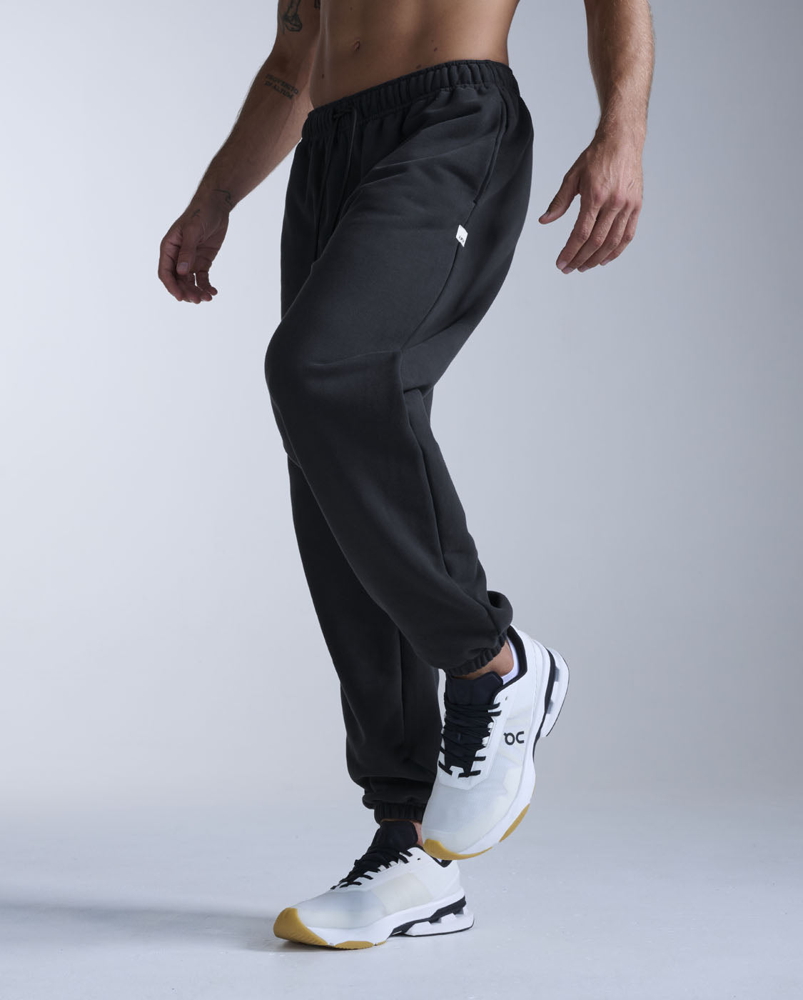 2xu-ez-oversized-organic-cotton-trackpants-schwarz image 2