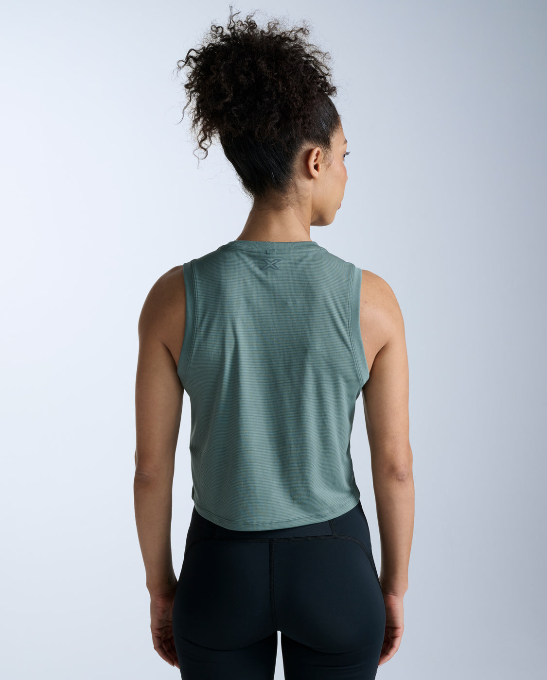2xu-aero-mesh-crop-tank-olive-leaf-lauftop-mesh image 2