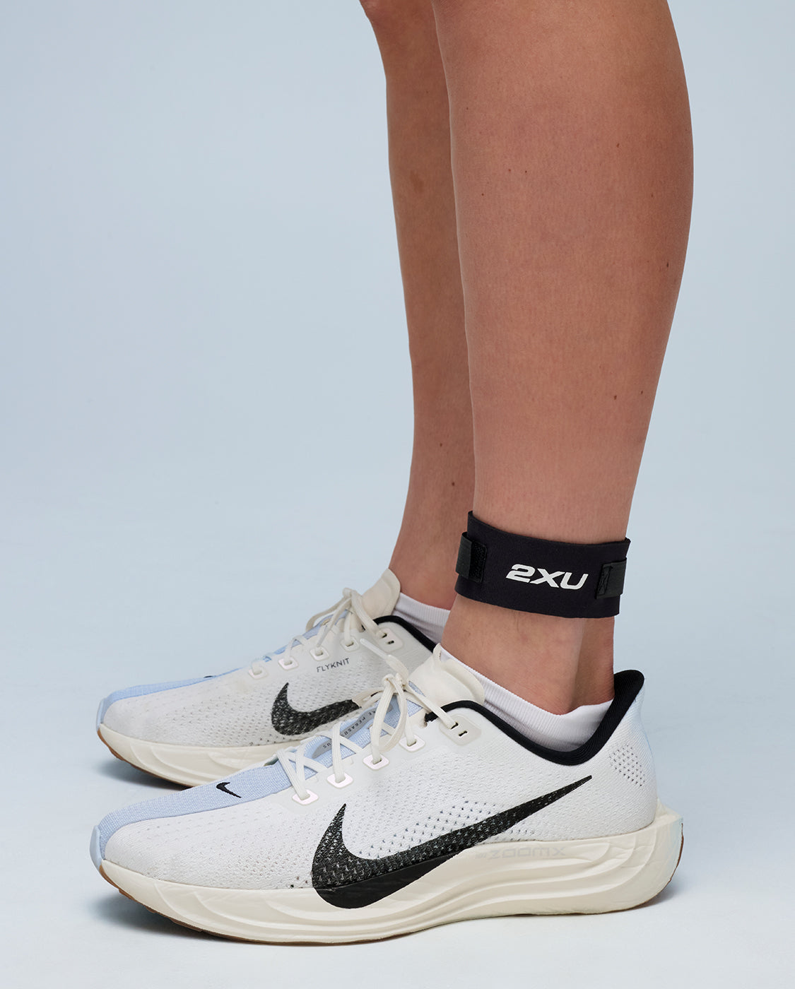 2xu-swim-race-timing-chip-strap-schwarz image 3