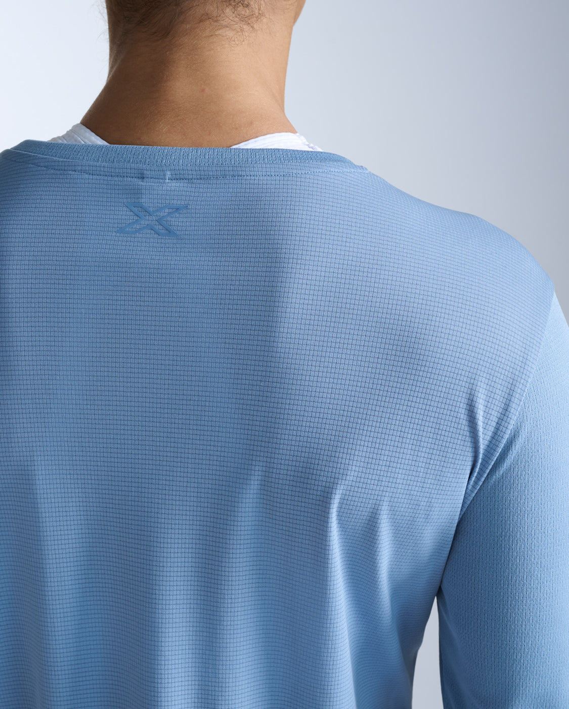 2xu-aero-langarm-laufshirt-damen-blue-shade-reflect image 3