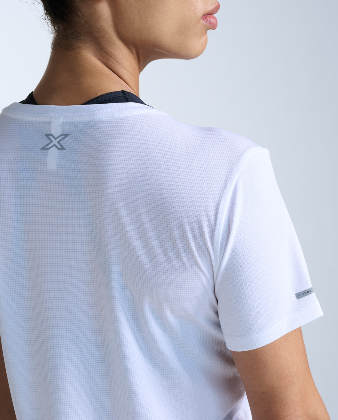 2xu-aero-tee-damen-white-atmungsaktives-laufshirt-kurzarm image 2