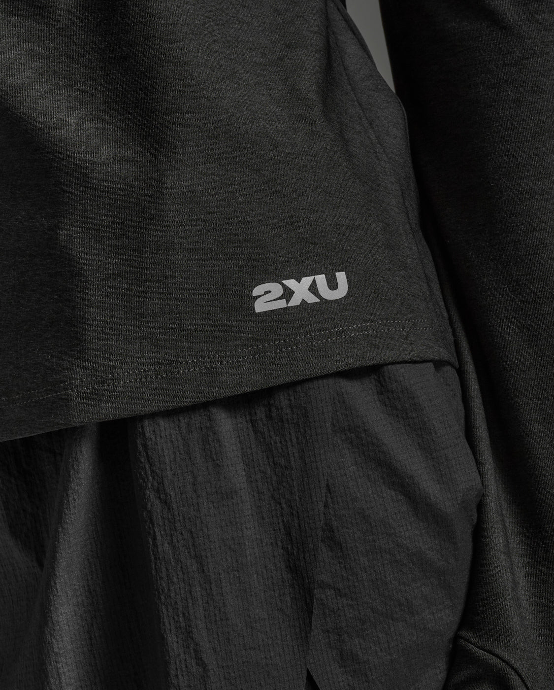 2xu-aero-1-2-zip-laufshirt-damen-schwarz-reflektierend image 7